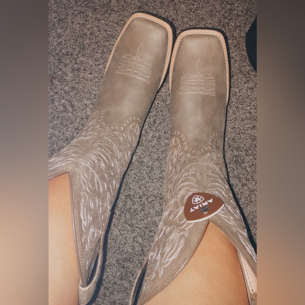 Beautiful Ariat boots ! Country /Square toed